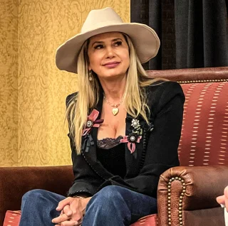 Mira Sorvino height profile photo