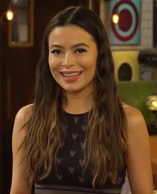 Miranda Cosgrove height profile photo