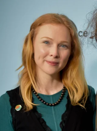 Molly C. Quinn height profile photo