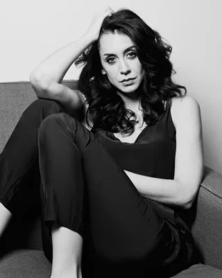Mozhan Navabi height profile photo