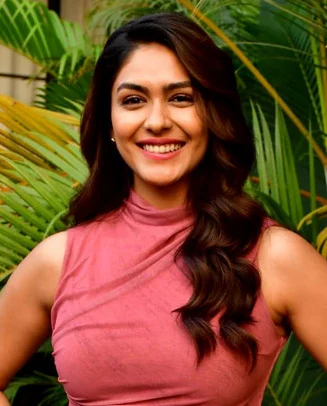 Mrunal Thakur height profile photo