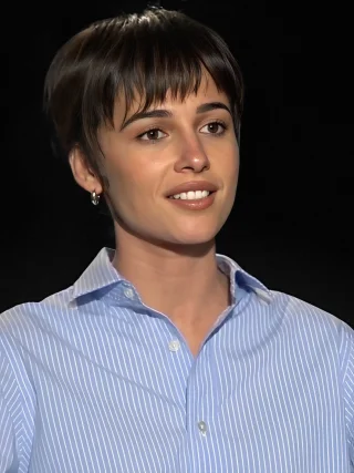 Naomi Scott height profile photo
