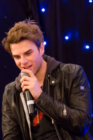Nathaniel Buzolic height profile photo
