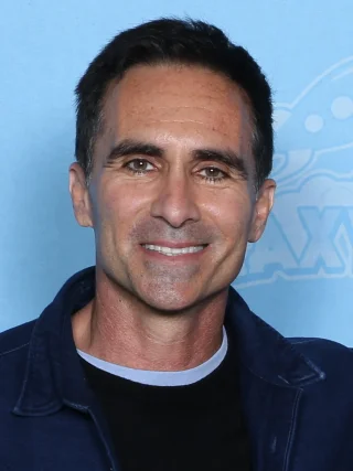 Néstor Carbonell height profile photo
