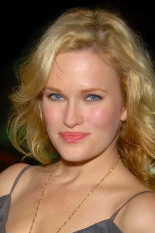 Nicholle Tom height profile photo