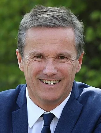 Nicolas Dupont-Aignan height profile photo