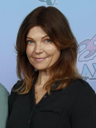 Nicole de Boer height profile photo
