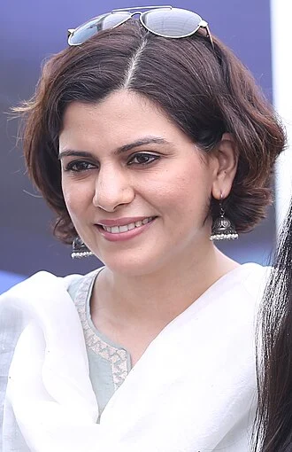 Nidhi Razdan height profile photo