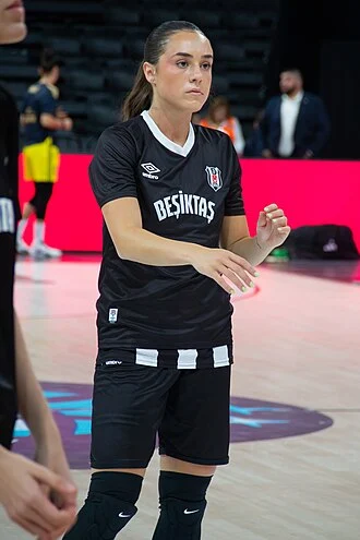 Nika Mühl height profile photo