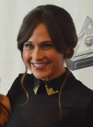 Nikki DeLoach height profile photo