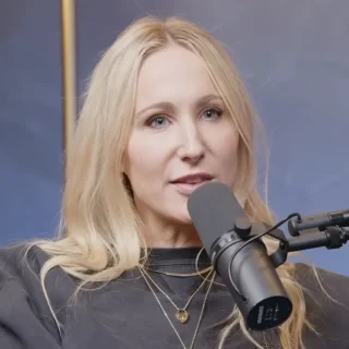 Nikki Glaser height profile photo