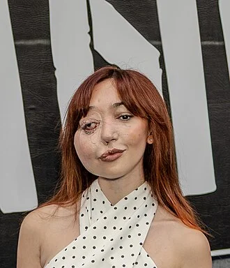 Nikki Lilly height profile photo