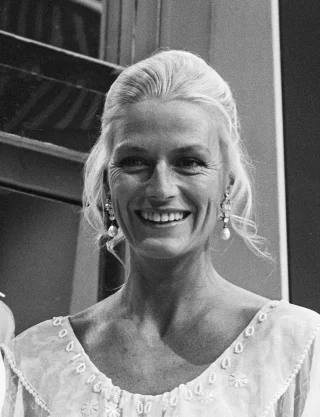 Nina van Pallandt height profile photo