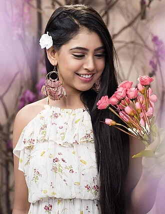 Niti Taylor height profile photo