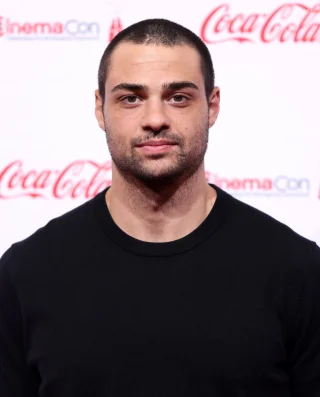 Noah Centineo height profile photo