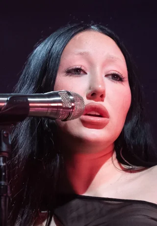 Noah Cyrus height profile photo