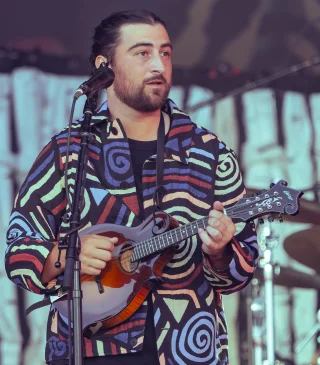 Noah Kahan height profile photo