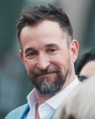 Noah Wyle height profile photo
