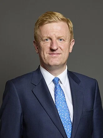 Oliver Dowden height profile photo