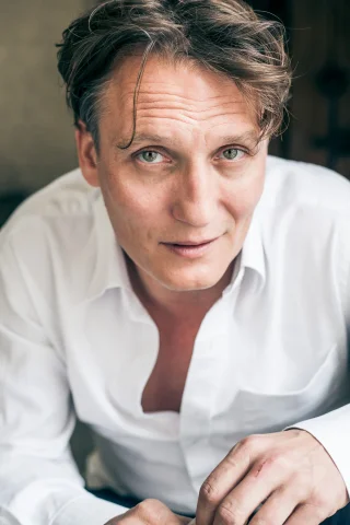 Oliver Masucci height profile photo