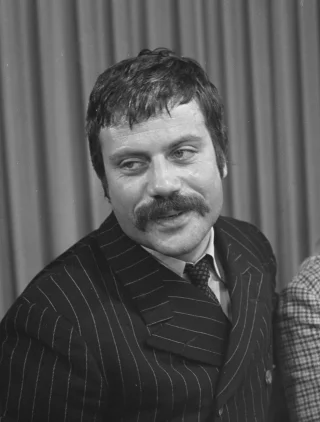 Oliver Reed height profile photo