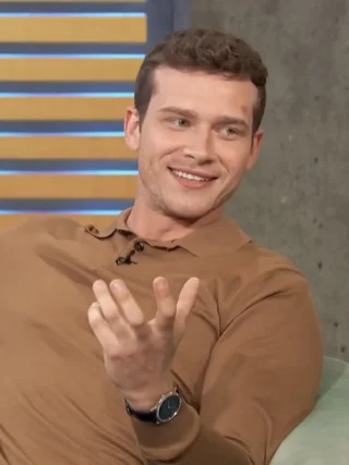 Oliver Stark height profile photo