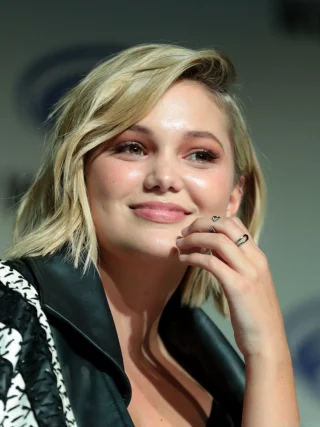 Olivia Holt height profile photo
