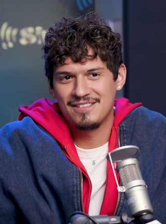 Omar Apollo height profile photo