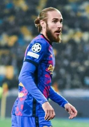 Óscar Mingueza height profile photo