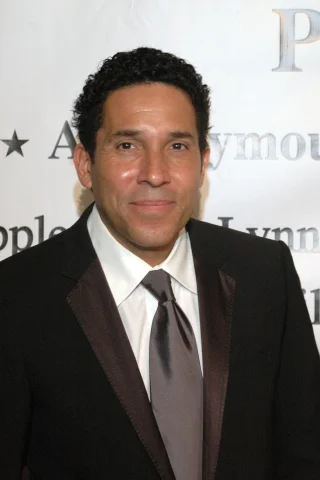 Oscar Nunez height profile photo