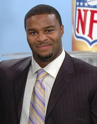 Osi Umenyiora height profile photo