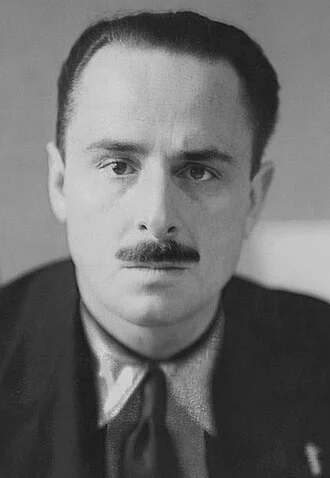 Oswald Mosley height profile photo
