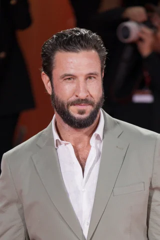 Pablo Schreiber height profile photo