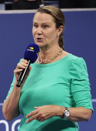 Pam Shriver height profile photo