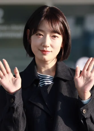 Park Shin-hye height profile photo