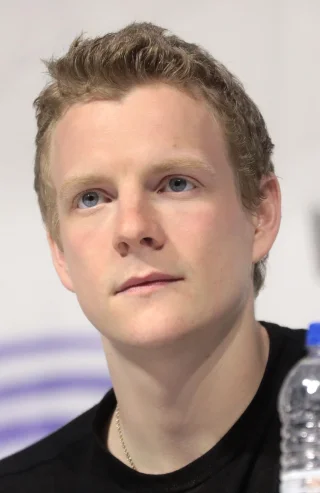 Patrick Gibson (actor) height profile photo