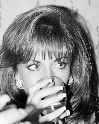 Paula Jones height profile photo