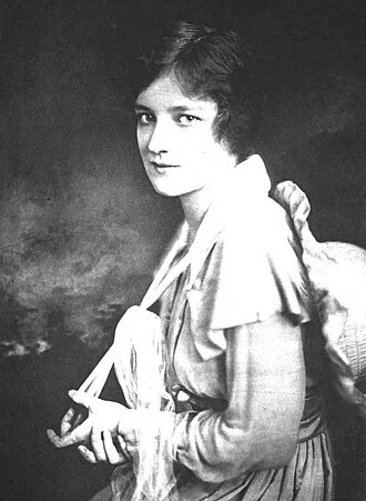 Peggy Wood height profile photo