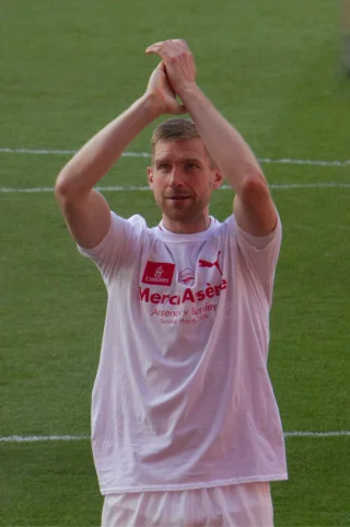 Per Mertesacker height profile photo