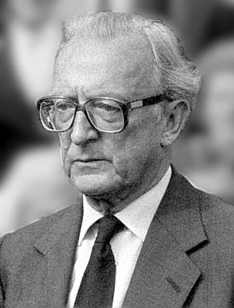 Peter Carington, 6th Baron Carrington height profile photo