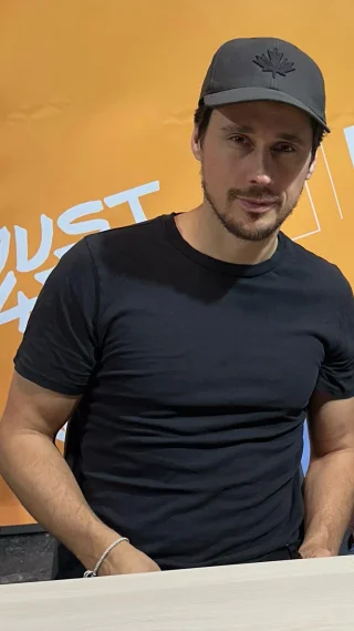 Peter Gadiot height profile photo