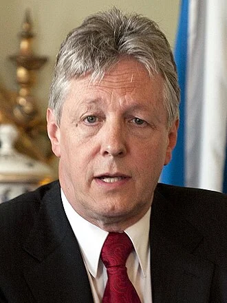 Peter Robinson (Northern Ireland politician) height profile photo