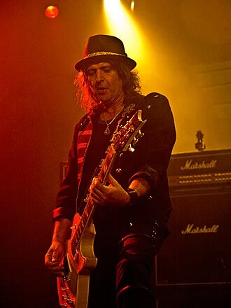 Phil Campbell (musician) height profile photo