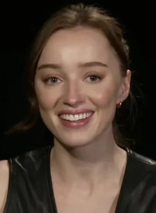 Phoebe Dynevor height profile photo