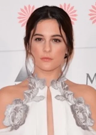 Phoebe Fox height profile photo