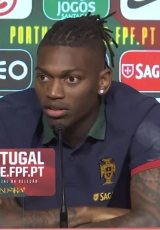 Rafael Leão height profile photo