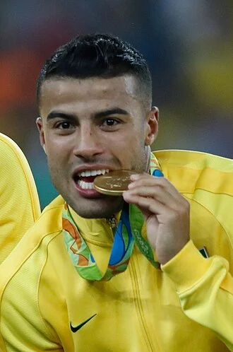 Rafinha (footballer, born February 1993) height profile photo
