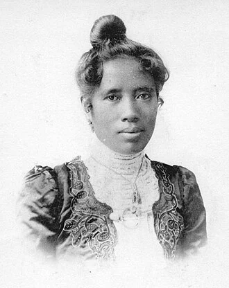 Ranavalona III height profile photo