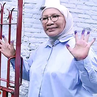 Ratna Sarumpaet height profile photo