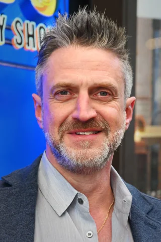 Raúl Esparza height profile photo